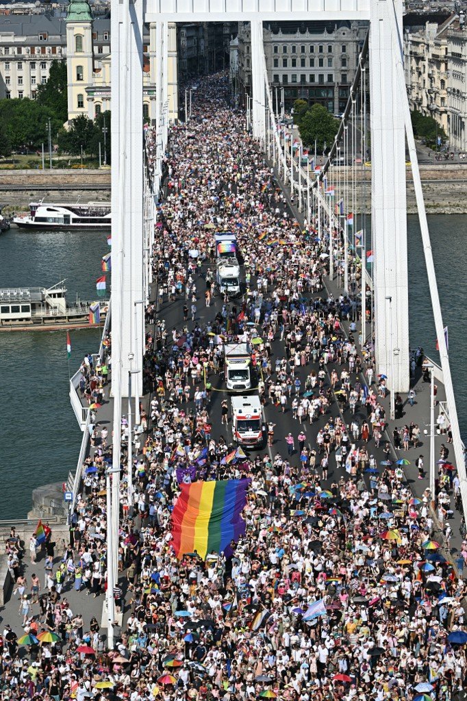Budapesta a găzduit din nou Gay Pride, după regimul Orban. Mii de oameni au defilat în ciuda caniculei