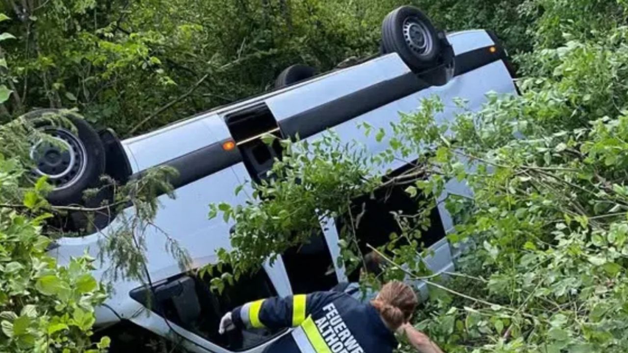 Un microbuz în care se aflau opt români a căzut într-o râpă, în Austria. Cinci femei, duse la spital