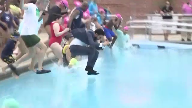 Primarul Zohran Mamdani din New York a sărit în piscină la costum. „Era second-hand”