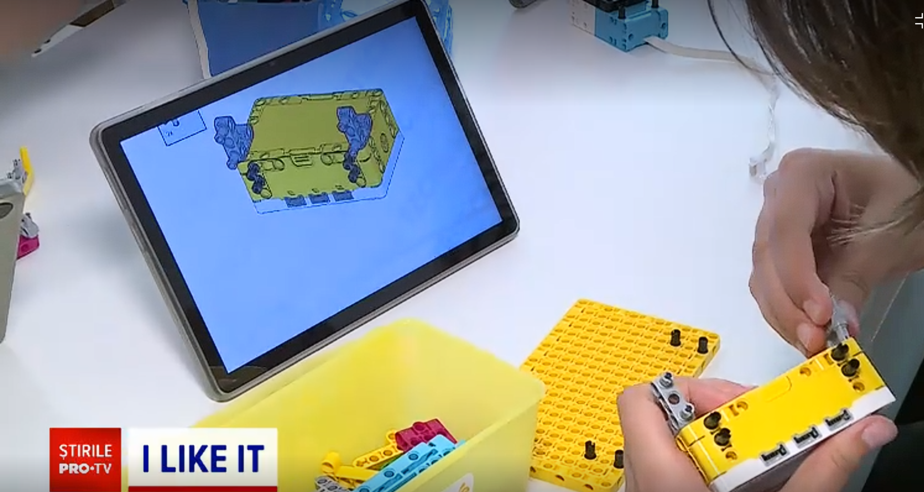 Programarea devine hobby pentru elevii de gimnaziu. Elevii învață C++ și robotică