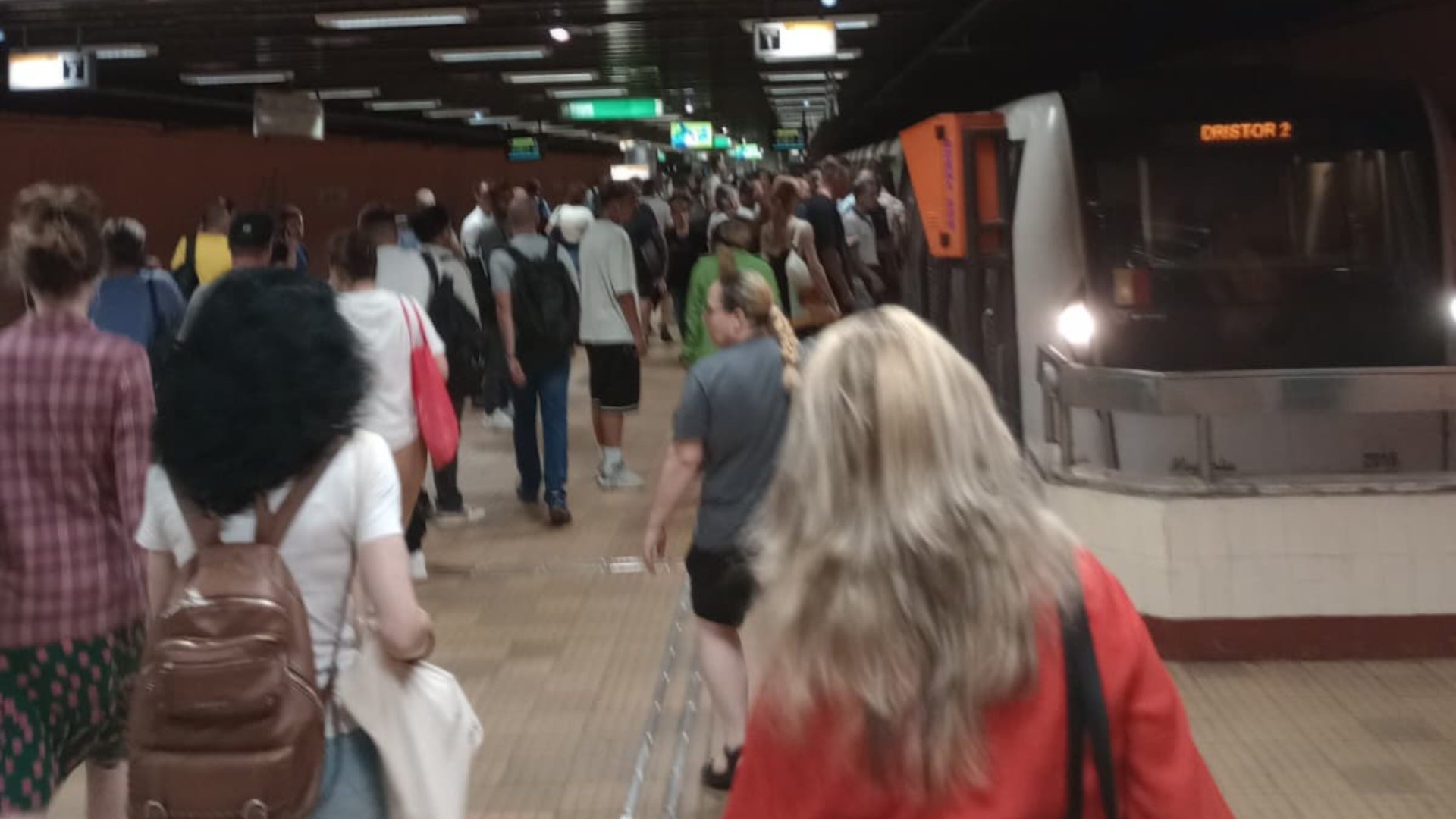 Stația de metrou Piața Victoriei 2, închisă temporar din cauza infiltrațiilor provocate de ploile abundente