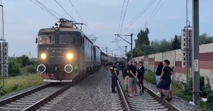 Cum s-a produs tragedia de pe calea ferată din Mediaș, în care doi tineri au fost uciși de o locomotivă. Ce cred martorii