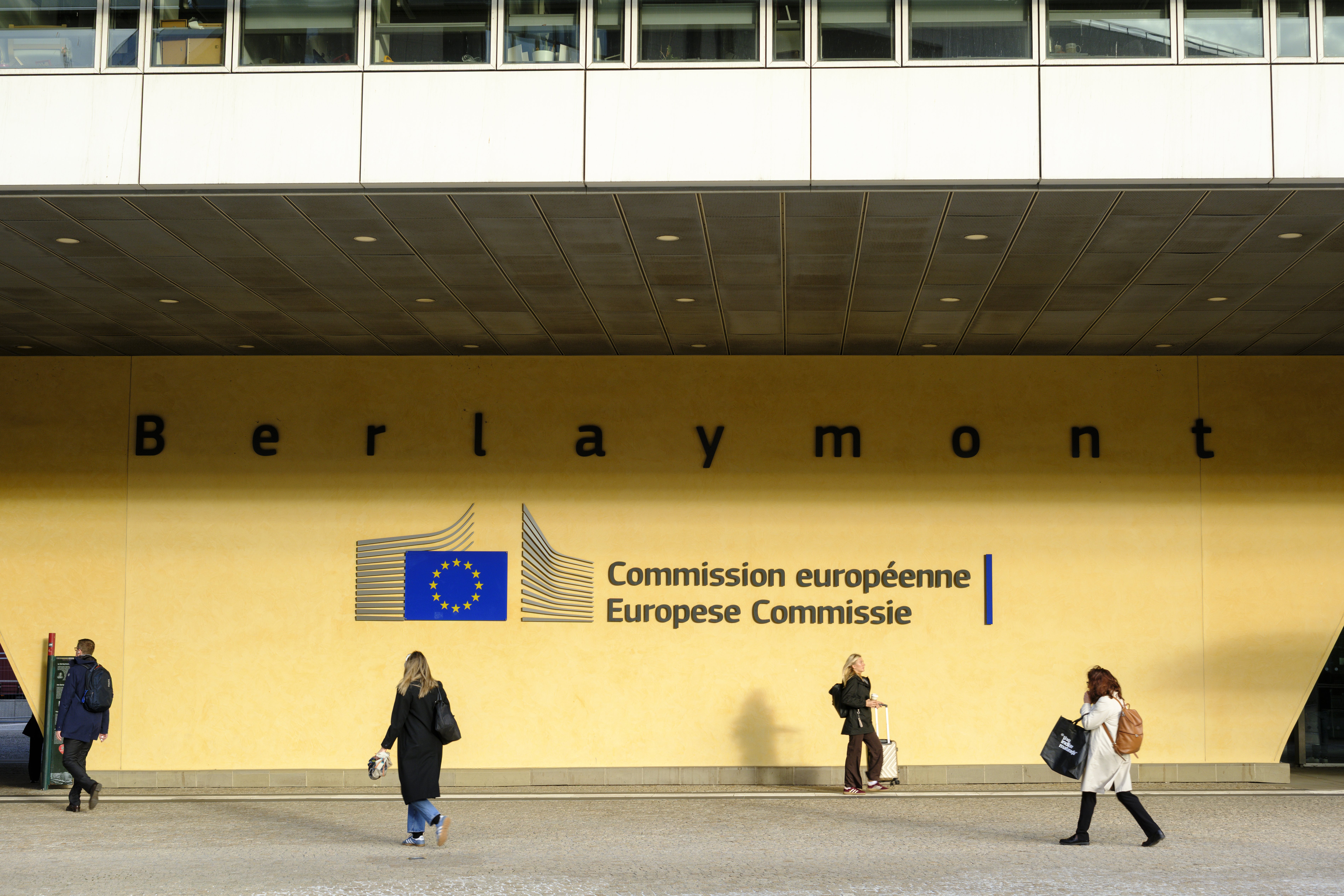 Comisia Europeană va analiza o taxă pe profiturile excepționale ale companiilor energetice. Ce state au solicitat această măsură