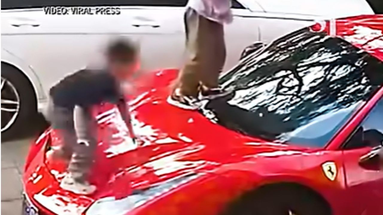 Patru copii vandalizează un Ferrari de peste 530.000 de dolari în China