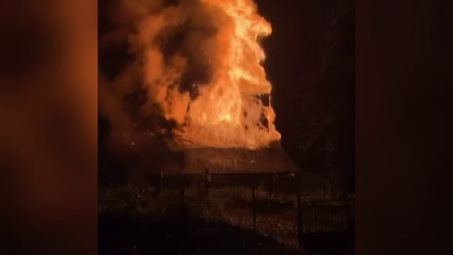 O biserică de lemn în Maramureș, veche de trei secole, a fost mistuită de incendiu. Ar fi fost trăsnită