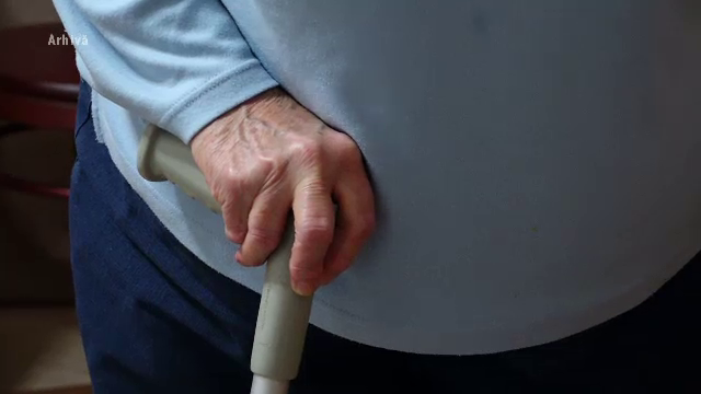 O bătrână de 74 de ani este în stare gravă, după ce a fost agresată de un vecin