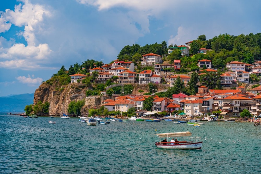 O țară vecină cu Grecia ascunde peisaje spectaculoase. Este mai puțin vizitată de turiști, dar oferă vacanțe de neuitat. FOTO