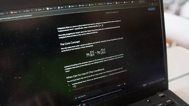 Elevii ar putea învăța mai ușor matematica cu ajutorul inteligenței artificiale. 200 de profesori susțin metoda