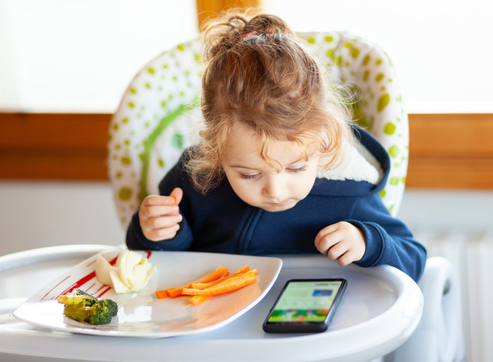 Medic psihiatru: Telefonul dat copilului ca să mănânce este o formă greşită de a educa. Pot apărea tulburări de alimentație