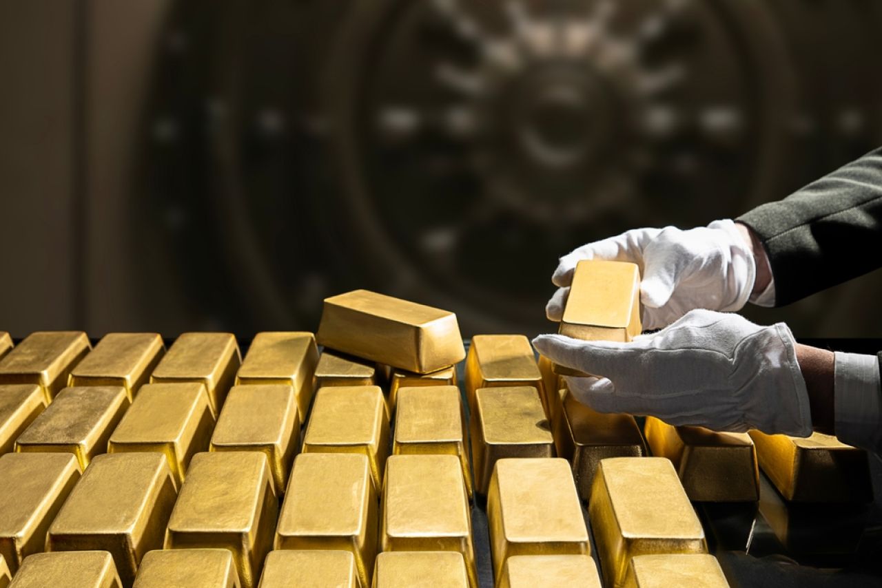 Ce s-a întâmplat cu prețul aurului după creșterea de 2%. Petrolul scump și dobânzile din SUA au schimbat direcția pieței
