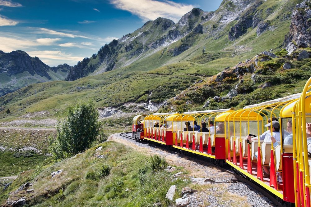 Unde se află cea mai înaltă cale ferată turistică din Europa. Trenul circulă la aproape 2.000 de metri altitudine. FOTO