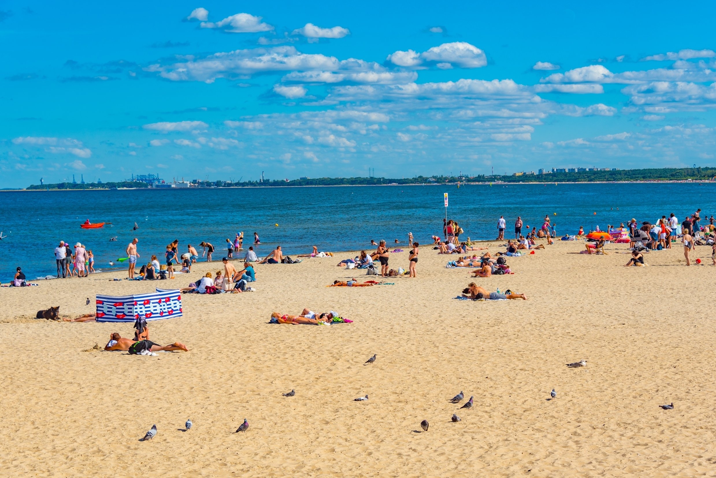 Orașul din estul Europei comparat cu Barcelona, unde turiștii se pot bucura de plaje superbe la prețuri mici