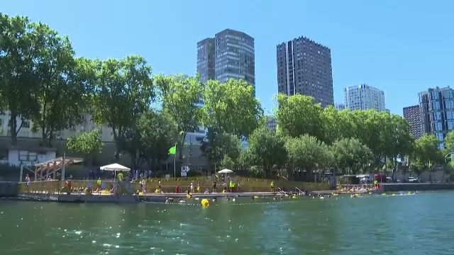 Sena, noua vedetă a Parisului la un an de când a fost redeschisă pentru înot. Mii de oameni se răcoresc gratuit în fluviu