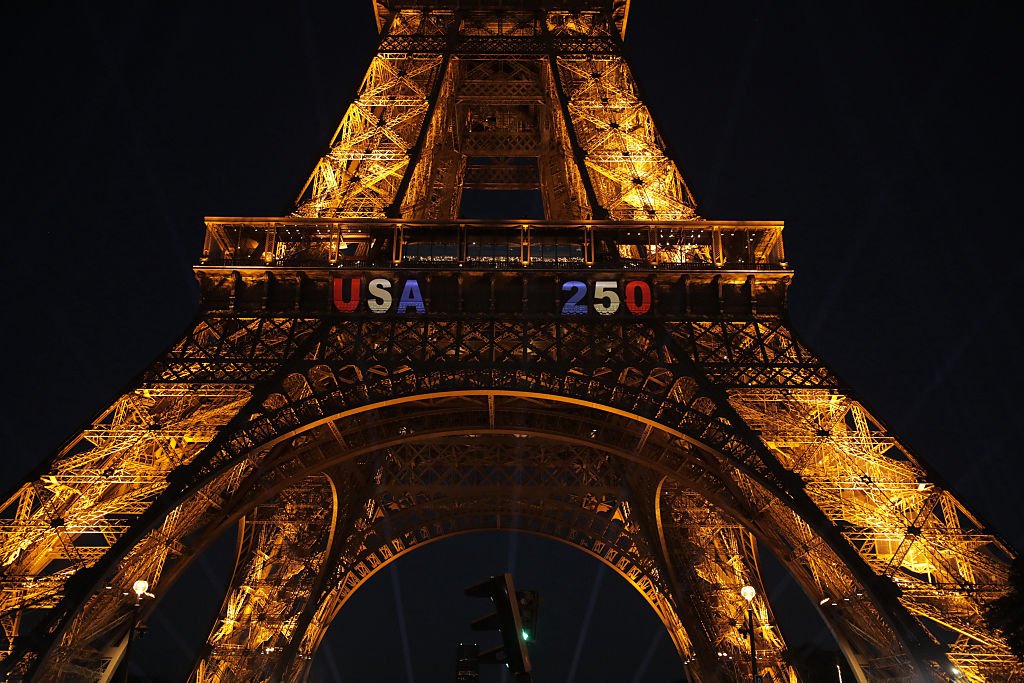 Un bărbat a fost reţinut după ce a escaladat Turnul Eiffel cu un steag american. Monumentul a fost evacuat. VIDEO
