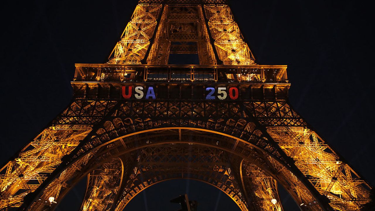 Un bărbat a fost reținut după ce a escaladat Turnul Eiffel cu un steag american