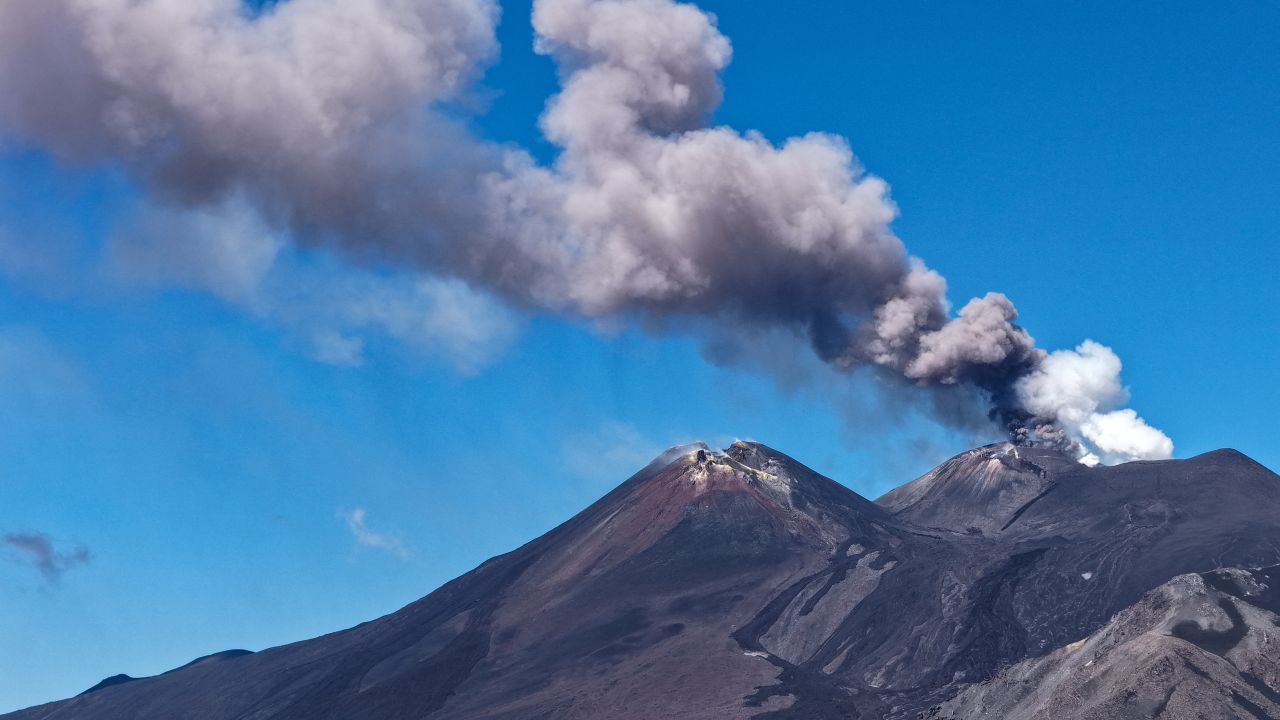 Vulcanul Etna restricționează traficul aerian la Catania