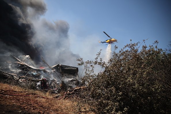 Un nor toxic provenit de la un incendiu de vegetaţie care a cuprins o instalaţie de reciclare a ajuns la Atena