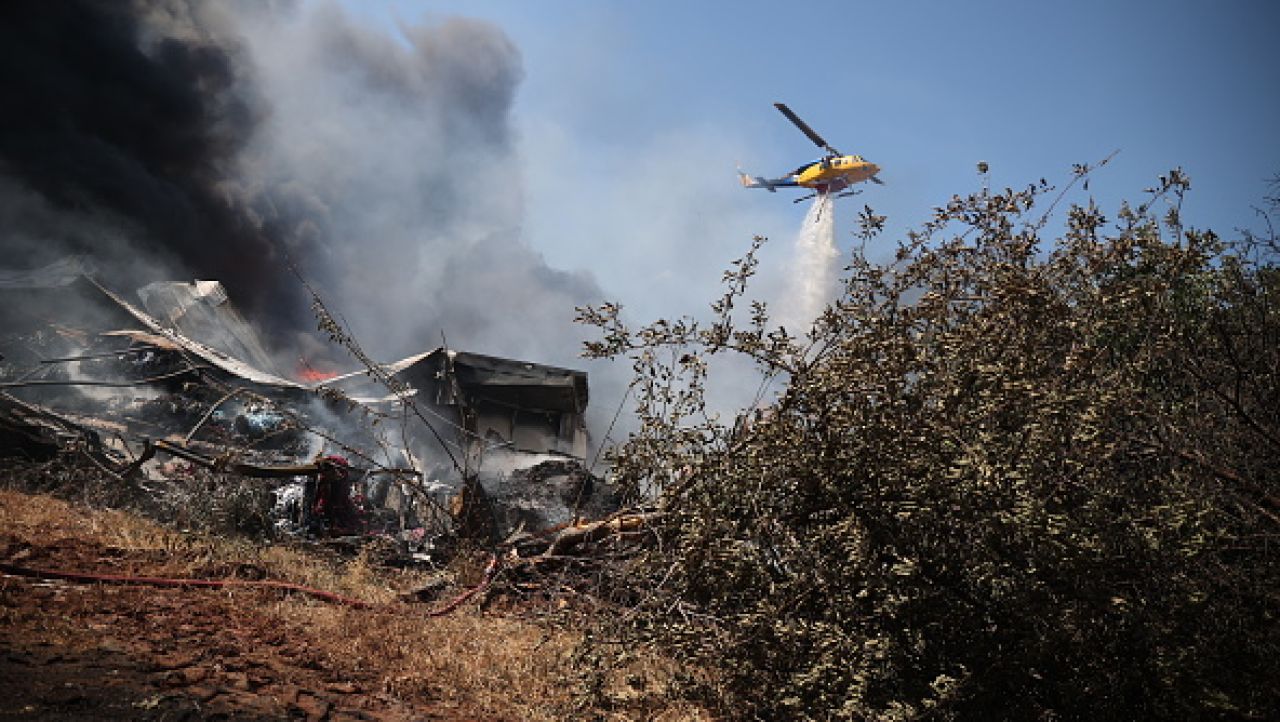 Un nor toxic provenit de la un incendiu de vegetație care a cuprins o instalație de reciclare a ajuns la Atena