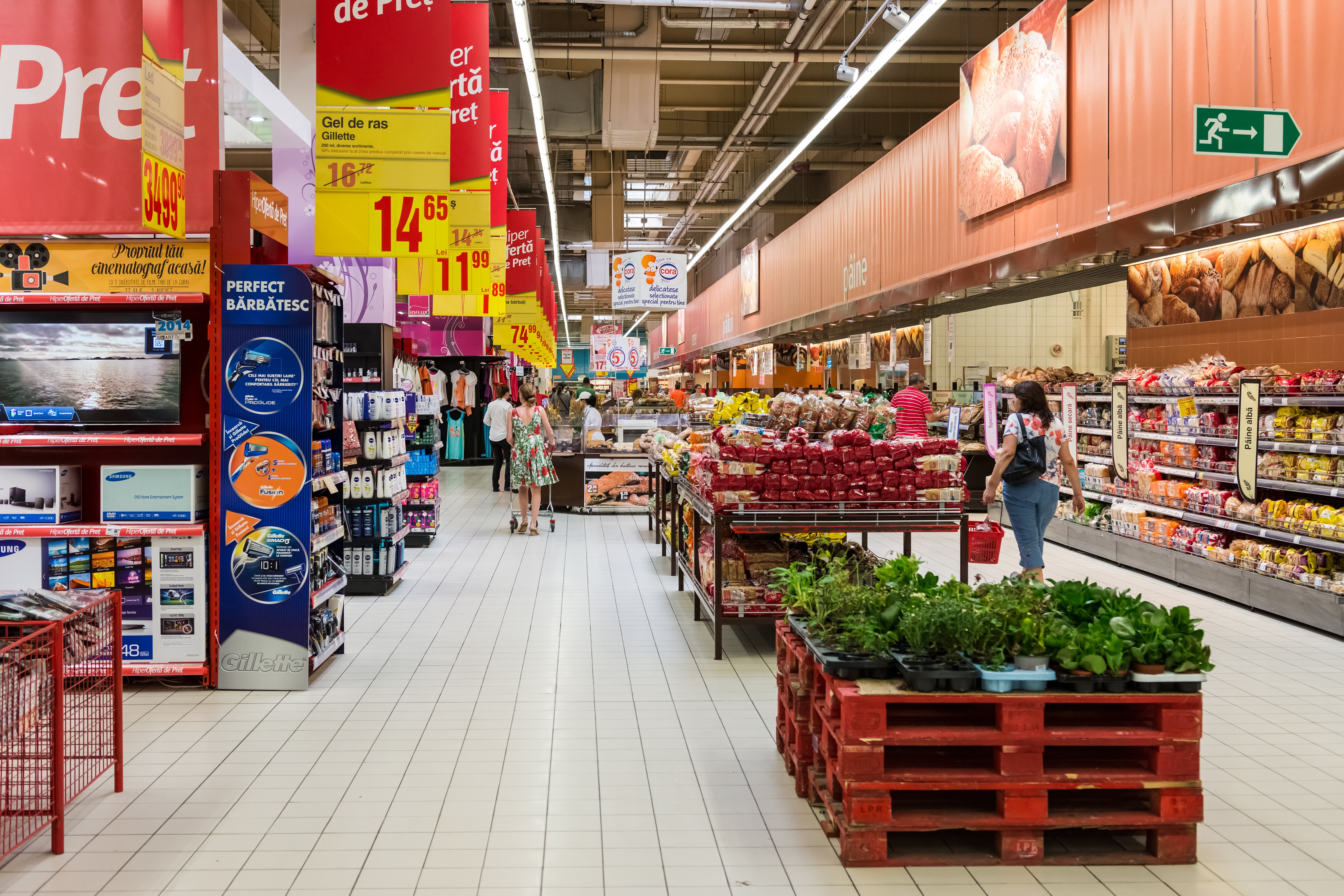 Românii cumpără tot mai puțin. Țara noastră înregistrează cea mai mare scădere a comerțului cu amănuntul din UE