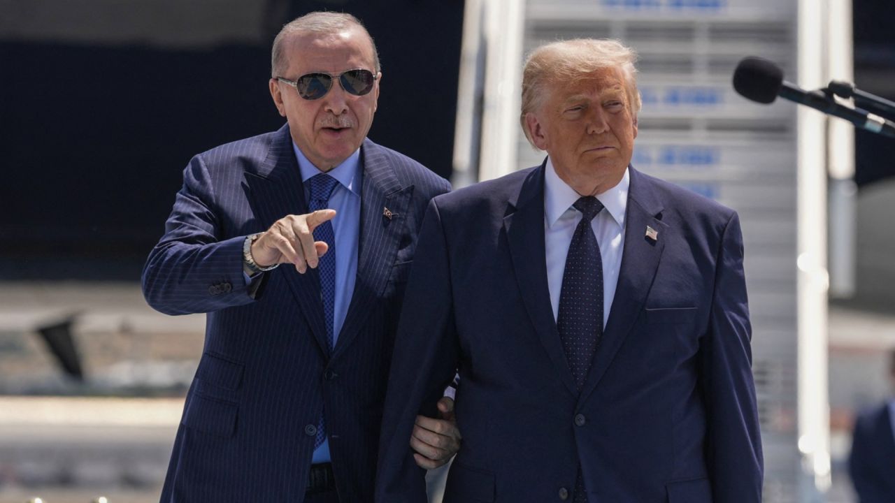 Trump și Erdogan la summitul NATO de la Ankara, întâmpinați pe covor turcoaz