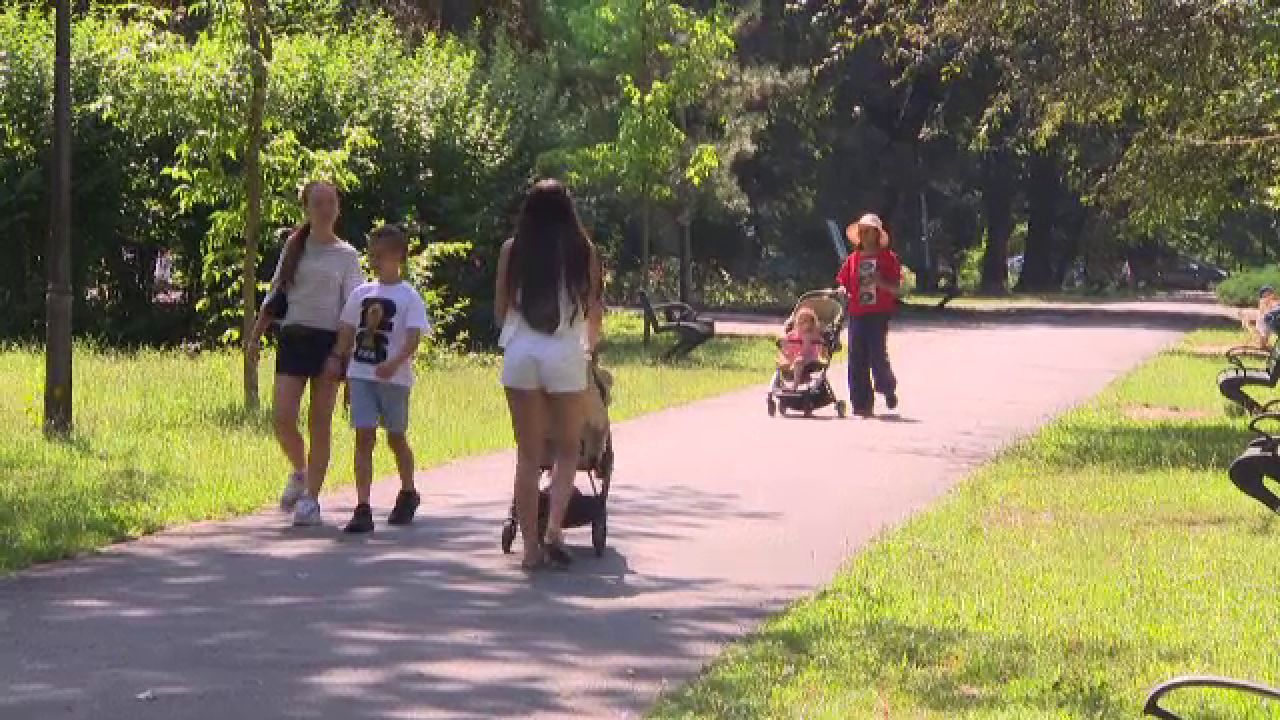 Părinții plătesc mii de lei pentru îngrijirea copiilor pe timpul verii. Cât câștigă o bonă