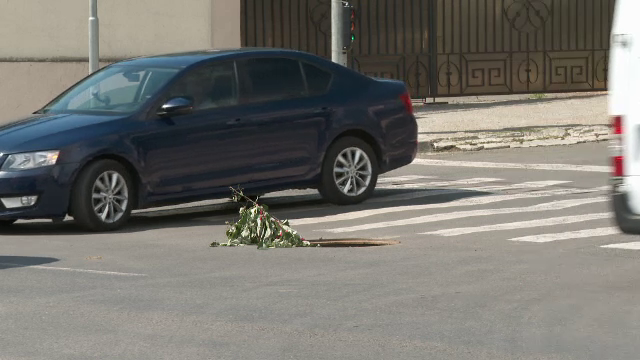 Doi polițiști din Galați au acoperit o canalizare fără capac cu bandă și crengi. Groapa a rămas descoperită aproape o zi