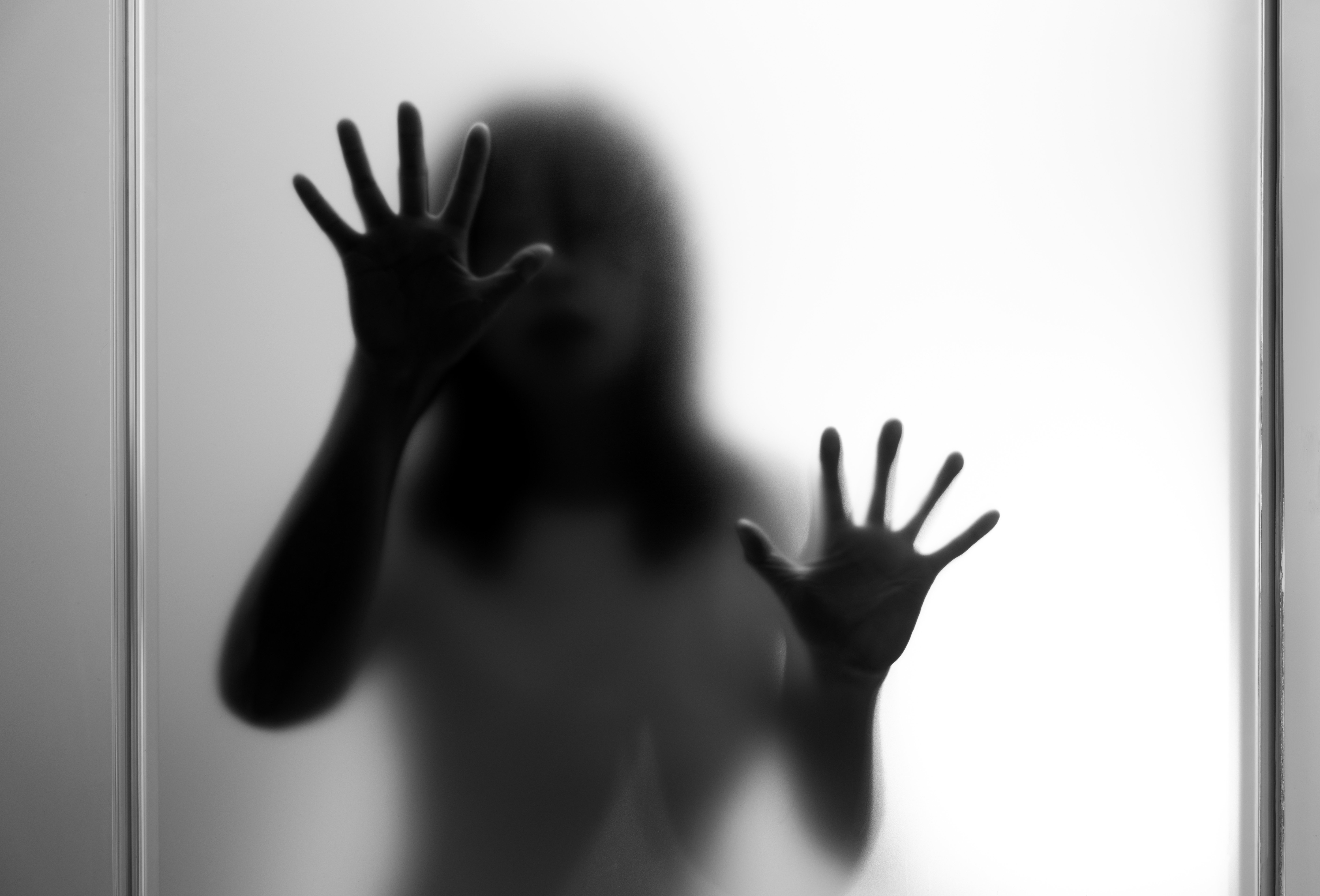 ”Psycho” maghiar. Un bărbat a atacat o femeie la duș, dar a fugit după ce aceasta l-a stropit cu apă. Ce a urmat