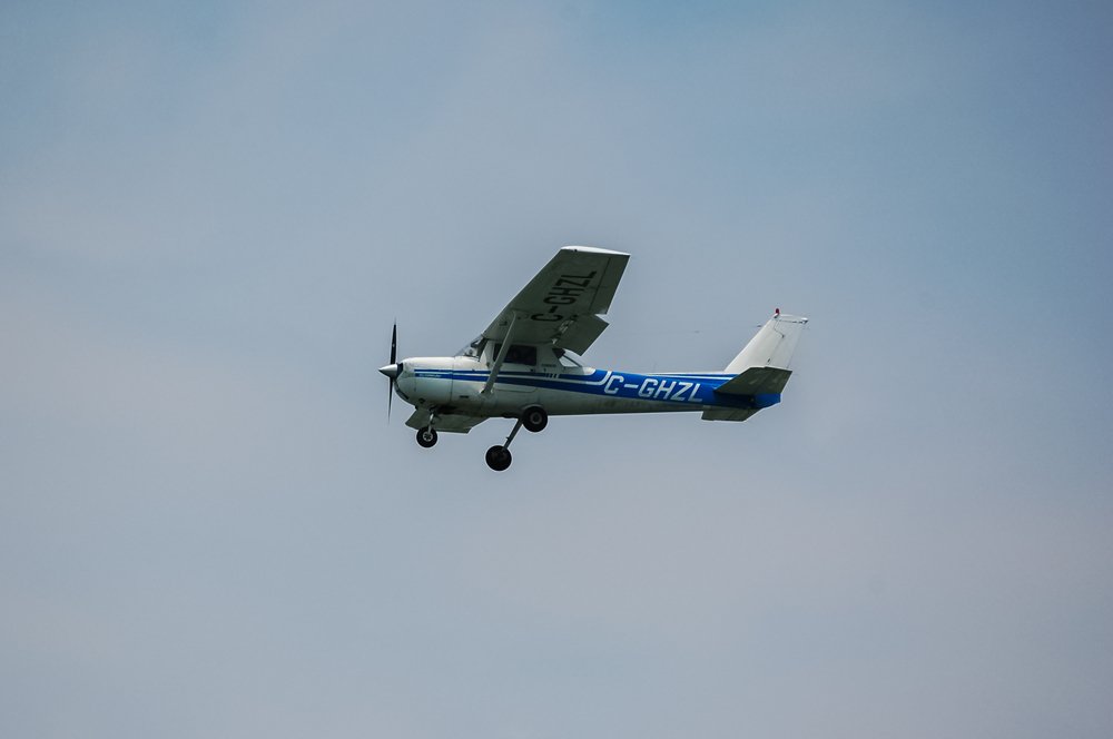 Un instructor de zbor s-a aruncat din avion în timpul unui antrenament, în Argentina. Eleva a reușit să aterizeze singură