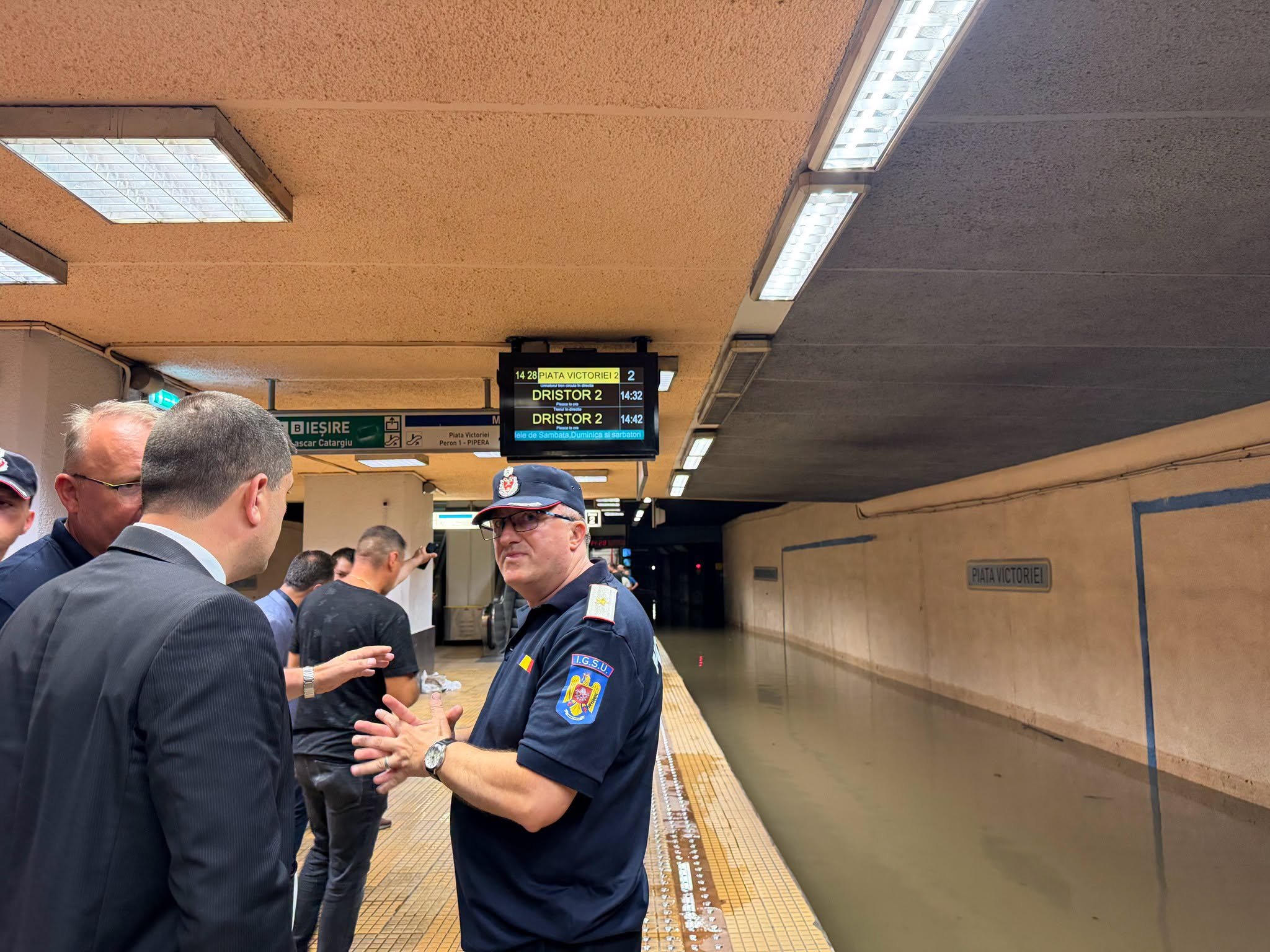 Ministrul Miruță ar fi putea fi infectat cu o bacterie periculoasă din apa care a inundat metroul. Angajată în stare gravă