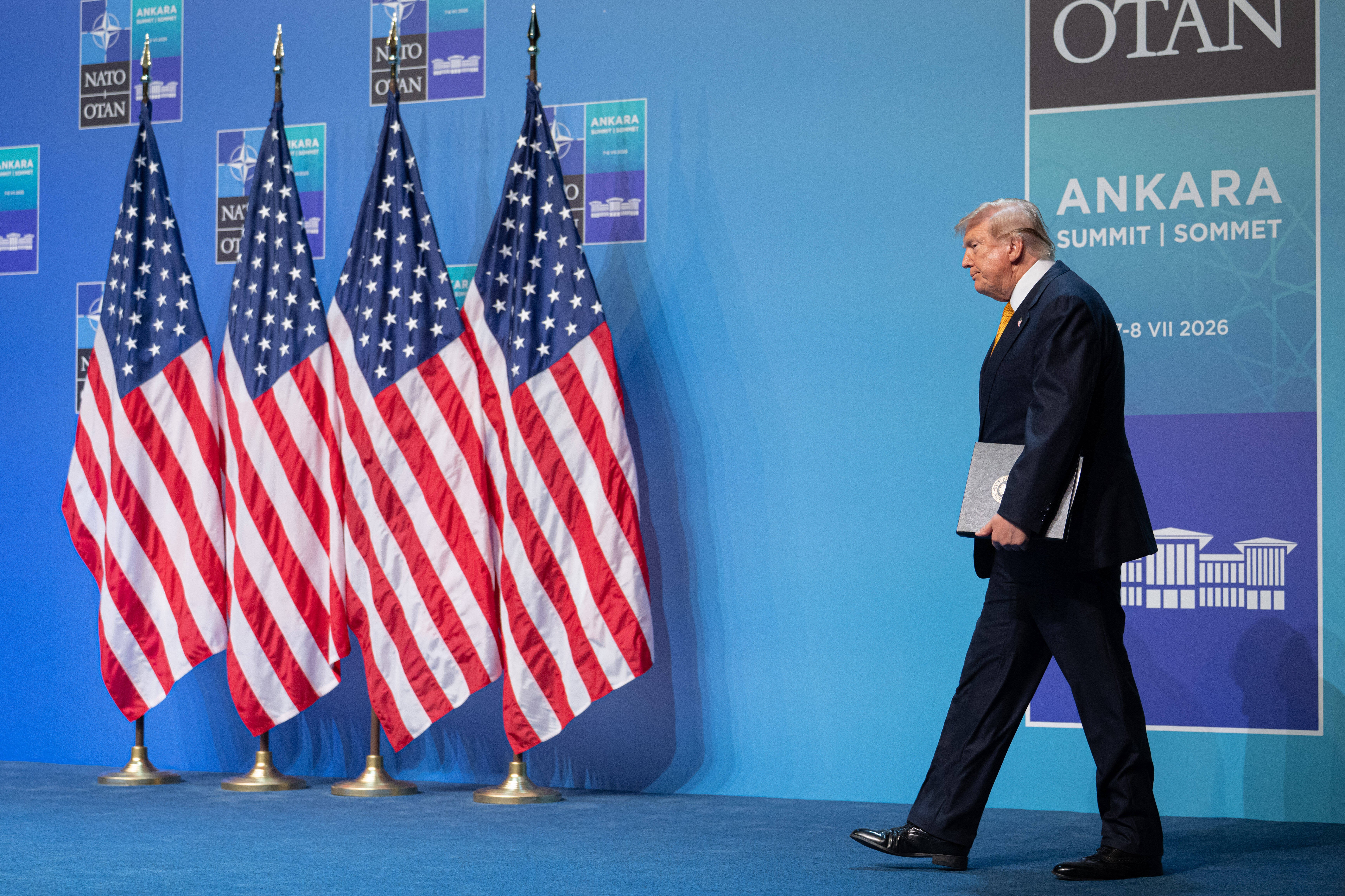 Dezvăluiri din culise: Trump, furios doar pentru TV, la summit a fost relaxat. Protocolul de lingușire a funcționat perfect