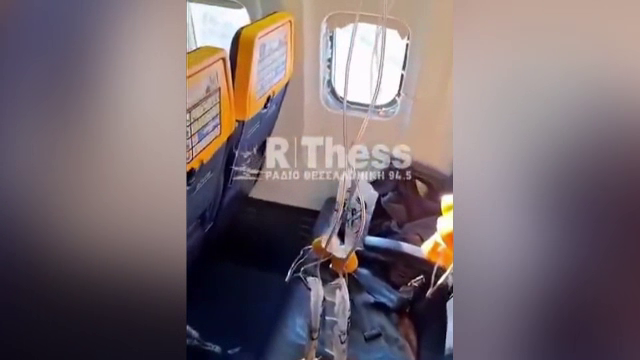 Momente de panică într-un avion Ryanair care zbura spre München. Un geam s-a spart la scurt timp după decolare. VIDEO