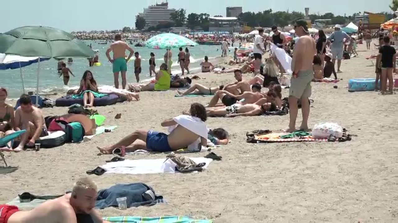 Litoralul românesc, aglomerat în weekend cu peste 140.000 de turiști; vremea se schimbă