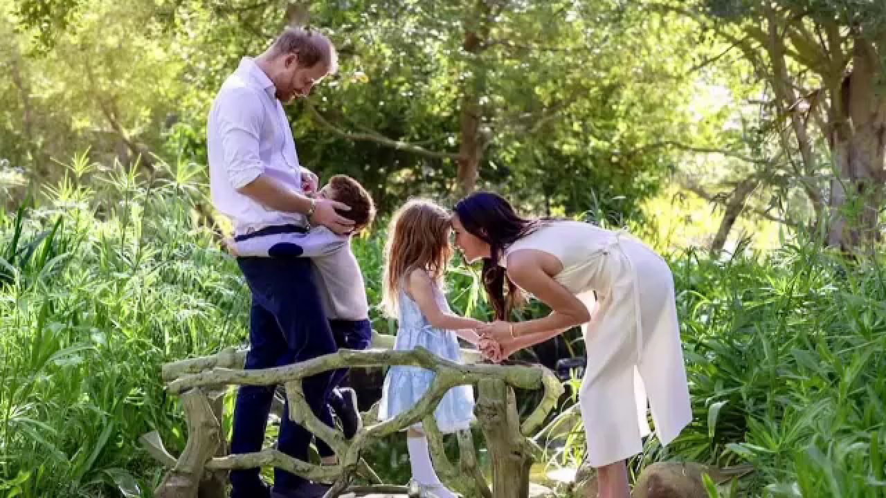 Regele Charles și-a văzut nepoții pentru prima dată după patru ani. Prințul Harry, Meghan și copiii lor, în vizită la Palat