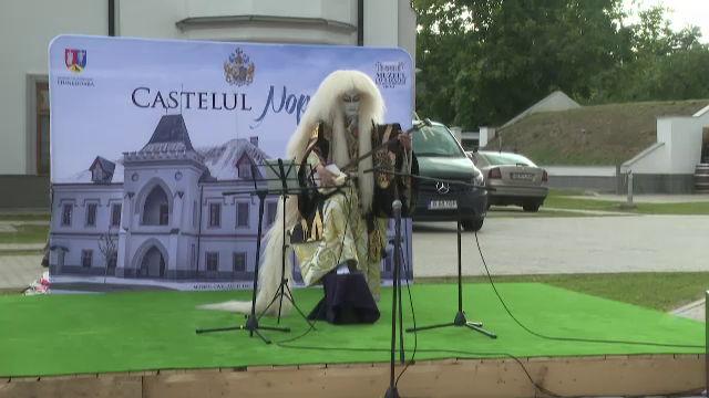 Un artist japonez a cântat „Deșteaptă-te, române!” la șamisen, pentru publicul din Hunedoara