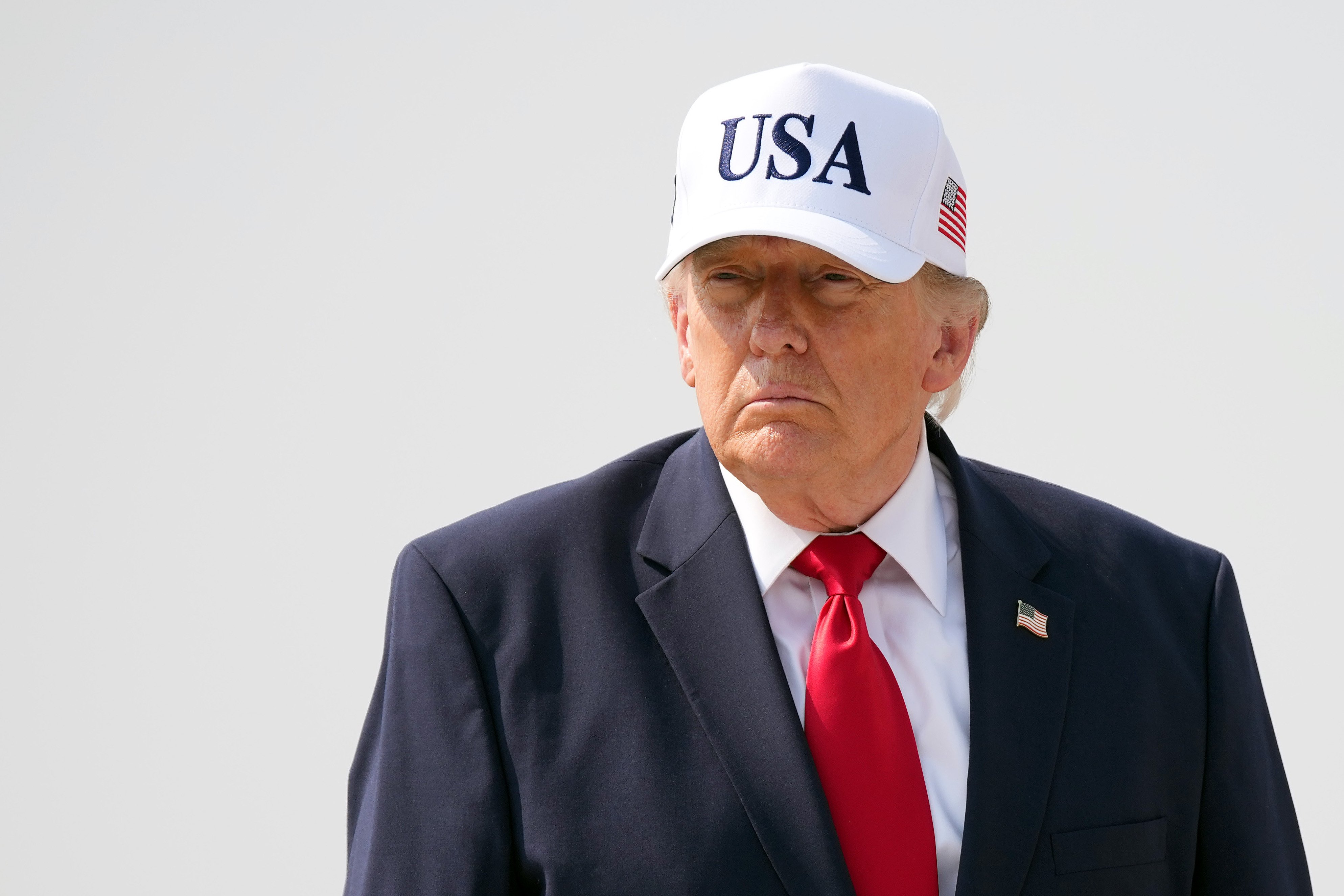 Donald Trump anunță că Strâmtoarea Ormuz este deschisă, în ciuda atacurilor și amenințărilor venite dinspre Iran