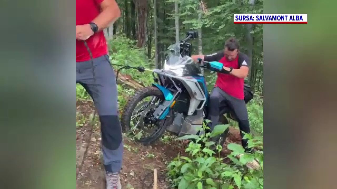 Motociclist cade într-o prăpastie de 50 metri în Argeș, refuză spitalizarea