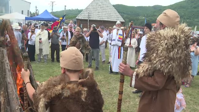 Ceaune cu mâncare tradițională și ritualuri în jurul focului. Festivalul dacic de la Polovragi a adunat sute de pofticioși
