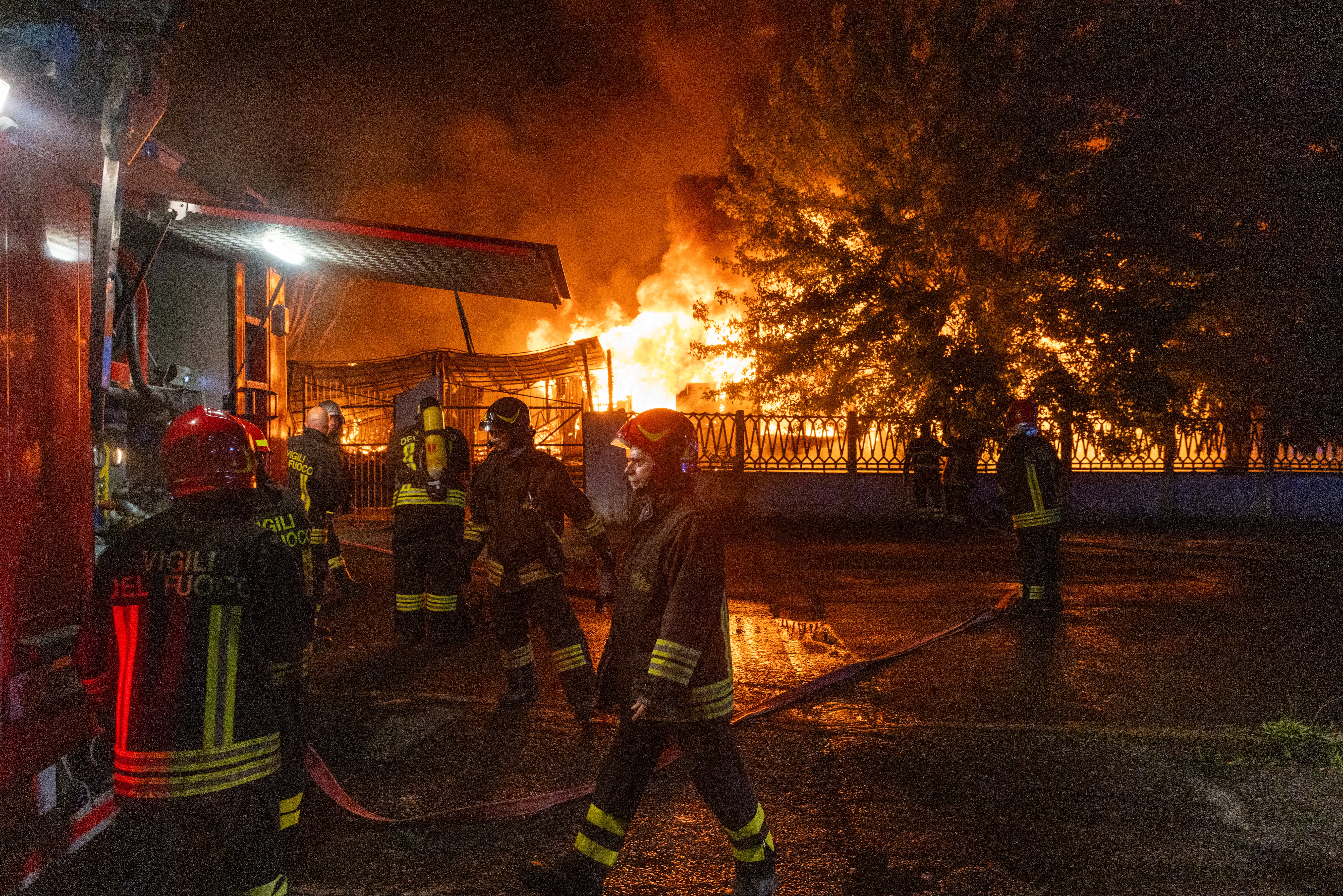 Răzbunare nebunească pentru 30 de euro. A incendiat casa celui care îl găzduise, apoi s-a așezat pe bancă să privească focul