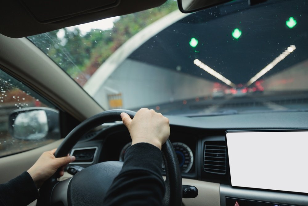 Un șofer a traversat cu 172 km/h un tunel din Elveția și a făcut 21 de depășiri ilegale în doar 6 minute. Ce a urmat