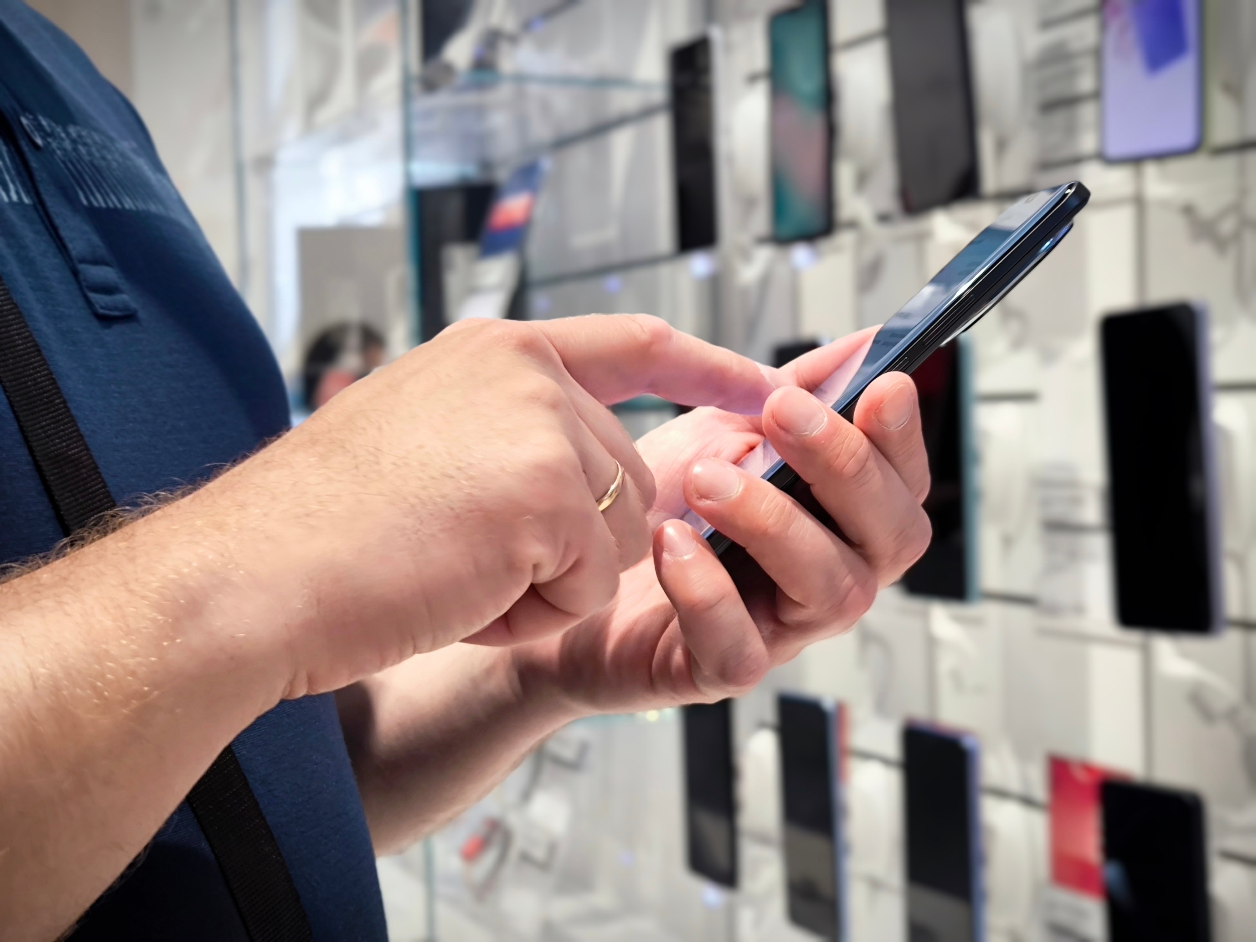 Vânzarea de telefoane, la cel mai scăzut nivel din 2013 încoace. Sigurul producător care a ieșit pe plus