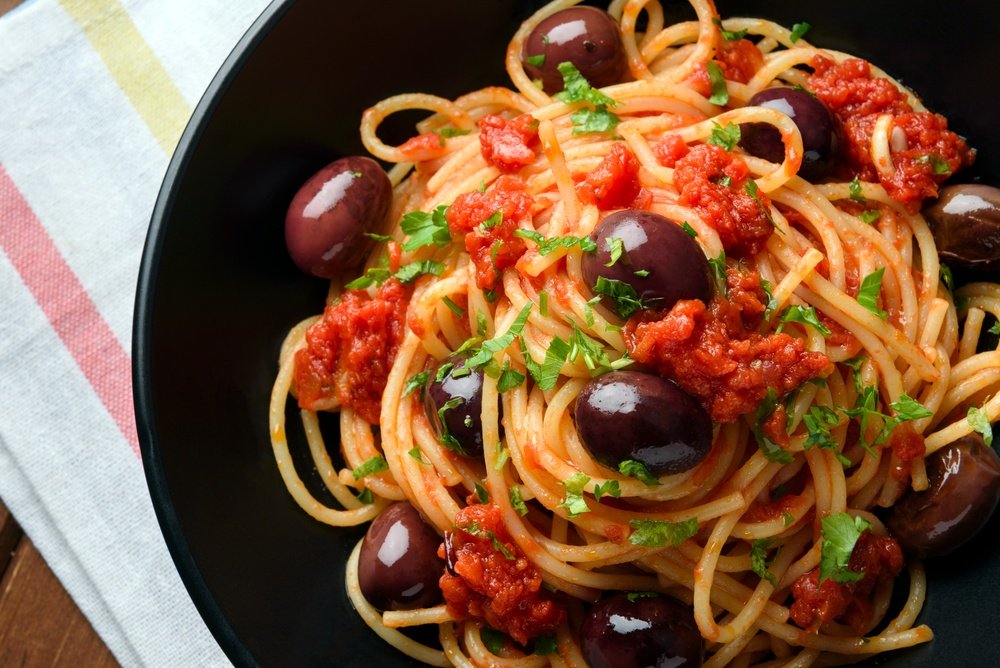 Paste alla Puttanesca, rețeta italiană din ingrediente banale pe care le ai deja în frigider. Este gata în 15 minute