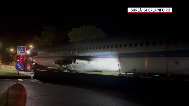 Imagini inedite la Cluj. O bucată de avion a fost transportată pe străzile din oraș | VIDEO