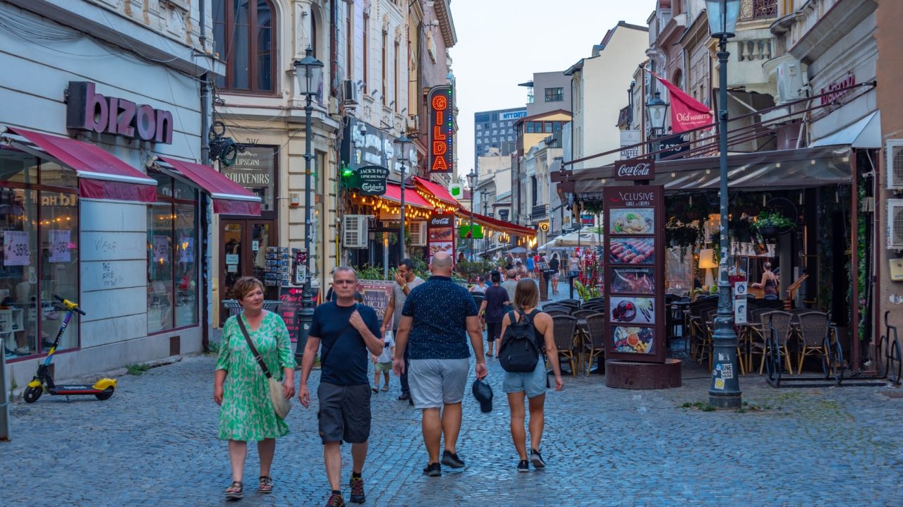 România evaluată de Fitch în contextul crizei politice, urmează discuții intense