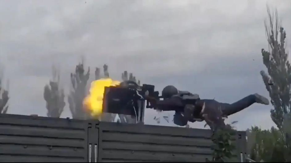 Soldat rus doborât și învârtit nebunește de o mitralieră scăpată de sub control. Colegii încercau disperați să scape | VIDEO