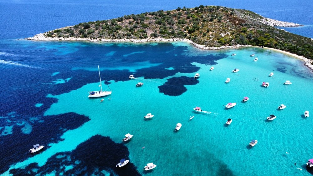 Paradisul ascuns din Grecia pe care puțini turiști îl cunosc. Plajele și apele sale par desprinse din Caraibe