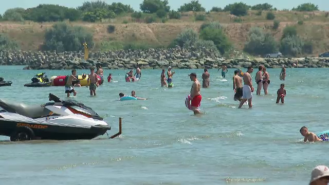 Numărul turiștilor de pe litoral este în scădere în plin sezon estival. Unii hotelieri oferă nopți gratuite, ca să-i atragă