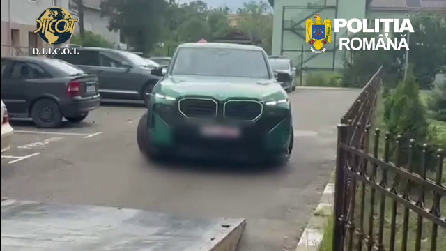 Mai mulți suspecți, printre care și români, au furat mașini de lux din Europa și le-au vândut în România
