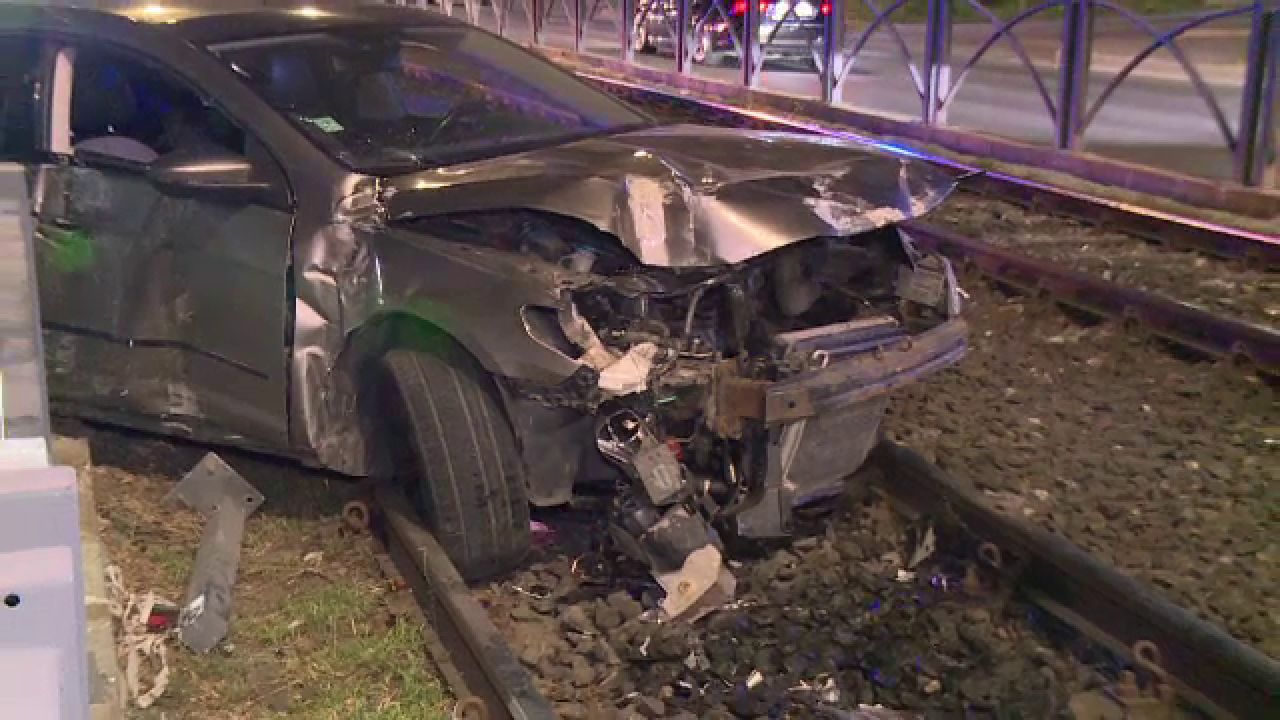 Accident pe Șoseaua Virtuții din București. Un șofer a ajuns cu mașina pe liniile de tramvai după explozia unui cauciuc