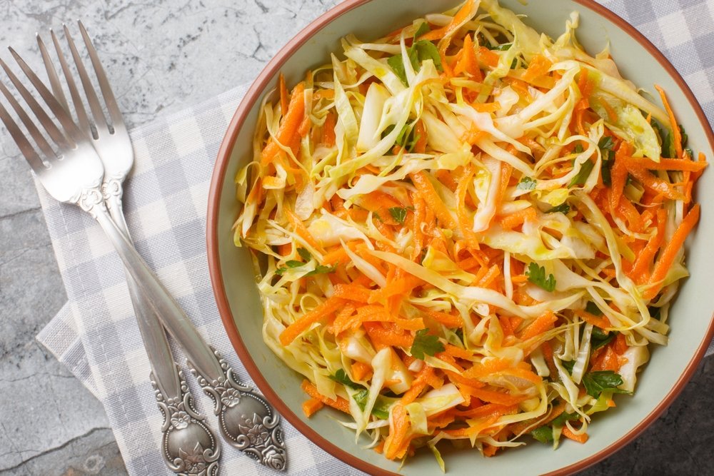 Salata Coleslaw, garnitura perfectă pentru grătare. Cum se prepară rețeta originală