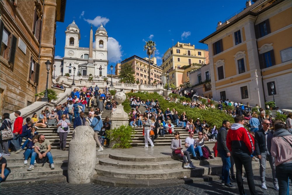 O elevă din SUA s-a rătăcit în Roma fără telefon şi fără să ştie numele hotelului. Polițiștii i-au găsit profesorii pe TikTok